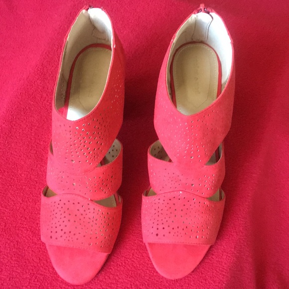 Violet and Red Shoes - Picture 2 of 7